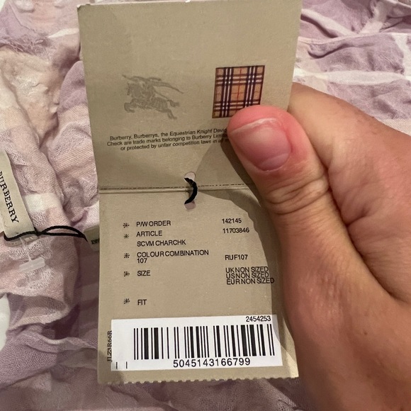 Authentic Burberry scarf new with tags - Picture 2 of 4